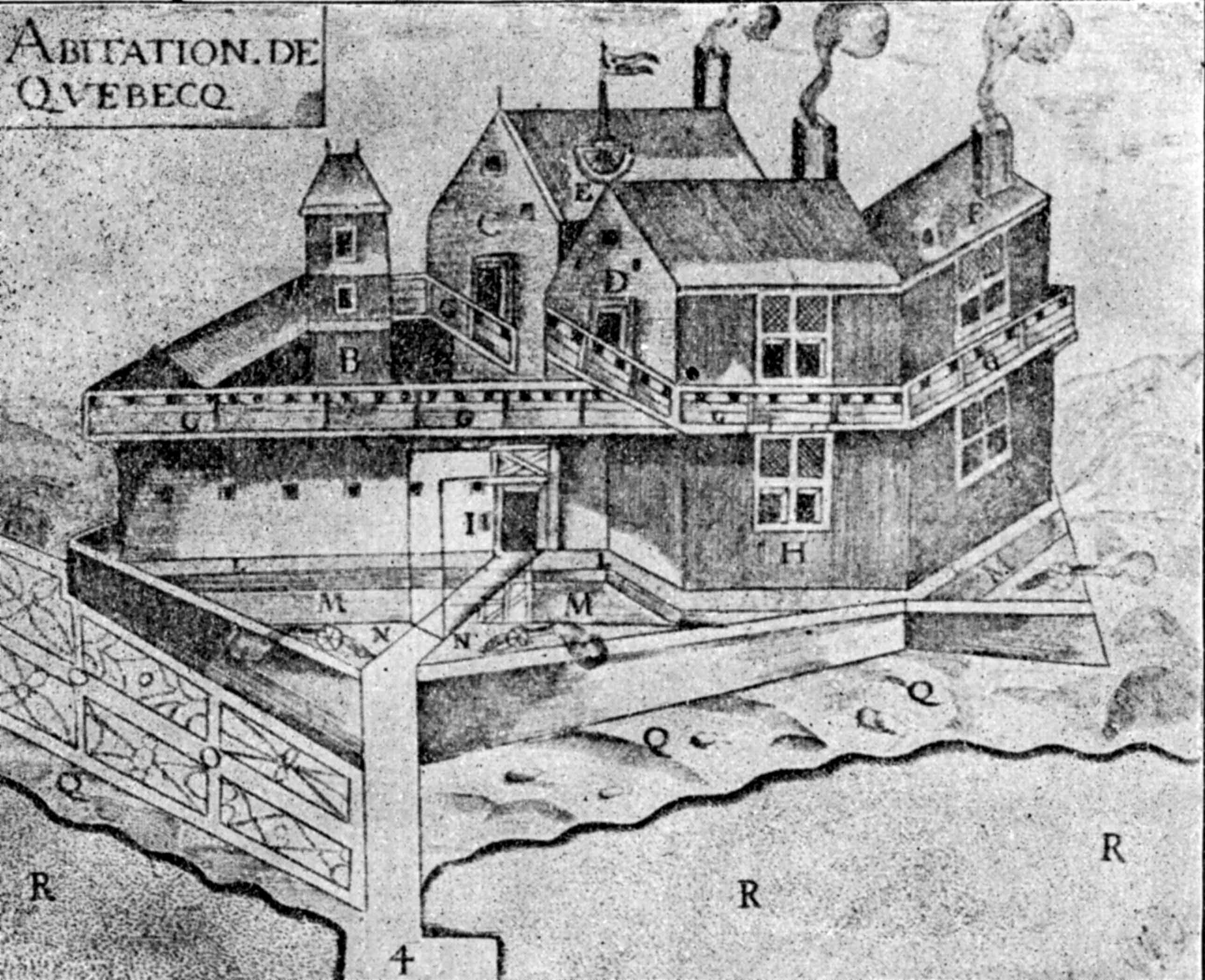 Gravure représentant plusieurs bâtiments connectés les uns aux autres. Un cours d'eau se trouve devant les bâtiments. Cette gravure représente l’Habitation de Québec d’après un dessin de Samuel de Champlain. Certains éléments sont identifiés par des lettres. Ainsi, le fleuve Saint-Laurent est indiqué par un R et le jardin de Champlain porte un O. D’autres détails sont reconnaissables, comme la porte de l’habitation avec son pont-levis. Selon Champlain, son habitation comporte trois corps de logis et deux étages.